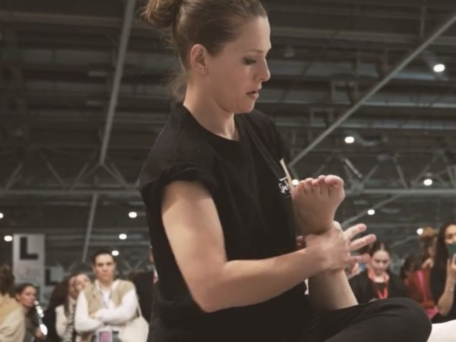 Agn&egrave;s Laurent d'Ang&eacute;ly en d&eacute;monstration de massage