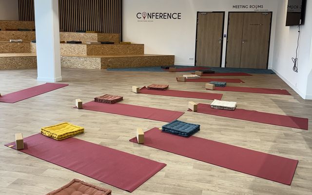 Salle de pratique avec tapis et coussins pour l'atelier parents-enfants