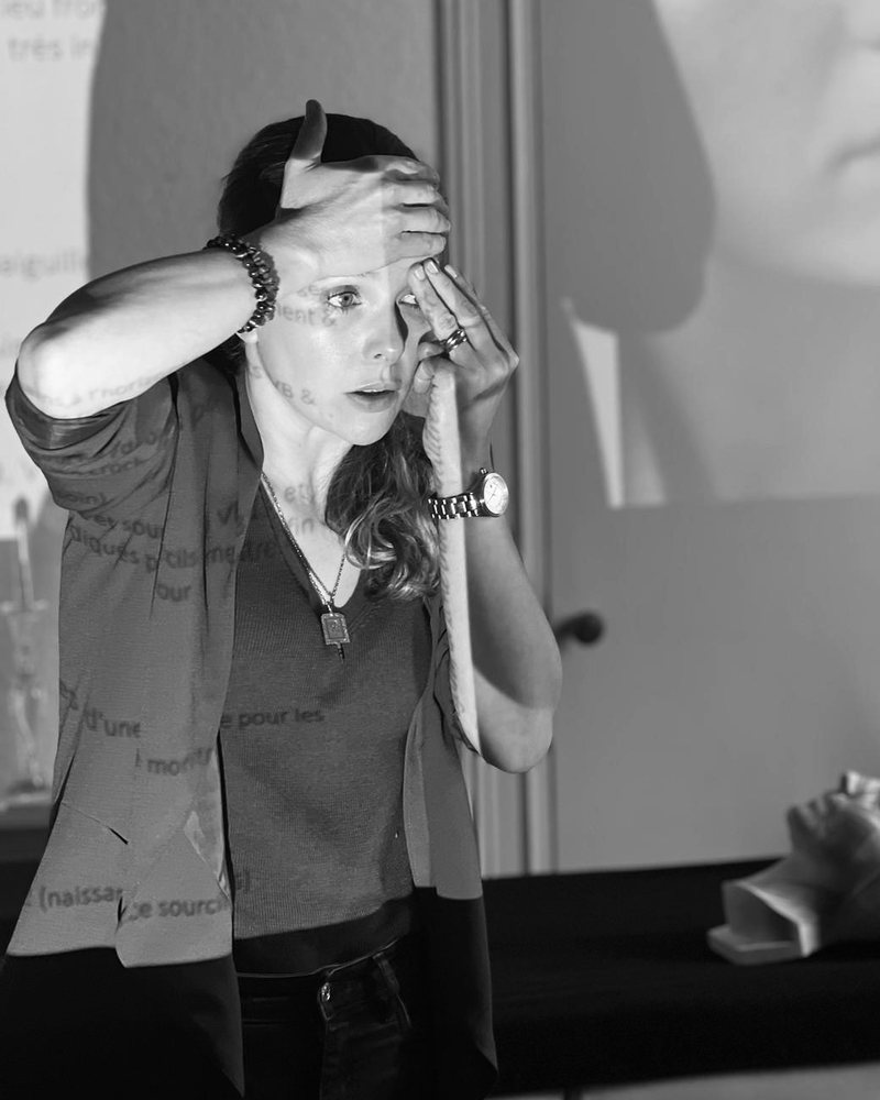 Agn&egrave;s Laurent d'Ang&eacute;ly enseignant l'auto-massage du visage en formation
